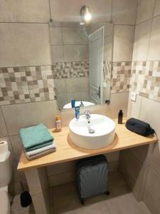 Ένα μπάνιο στο Joli appartement Urbain