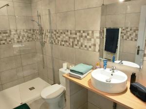 Ένα μπάνιο στο Joli appartement Urbain