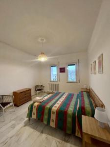 una camera da letto con un letto grande e un tavolo di LT Marisol a Bari