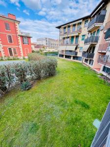 a grassy yard in an apartment complex with buildings at Mimì apartment - Vicino a Gardaland in Peschiera del Garda +7 photos