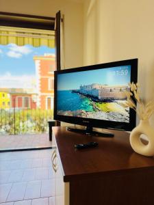 a flat screen tv sitting on top of a table at Mimì apartment - Vicino a Gardaland in Peschiera del Garda