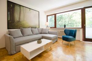 een woonkamer met een bank en een stoel bij Ferienwohnung Amselnest in Bad Sachsa