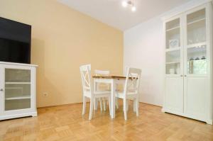 een eetkamer met een tafel en twee stoelen bij Ferienwohnung Amselnest in Bad Sachsa