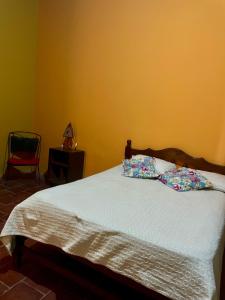 Postel nebo postele na pokoji v ubytování Hostal Alelí