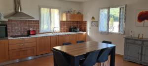Kuchyň nebo kuchyňský kout v ubytování 130m2 qui surplombe la baie de Calvi vue citadelle
