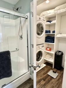ein Bad mit einer Dusche, einer Waschmaschine und einem Trockner in der Unterkunft Waterfront Family & Pet Friendly Home with Hot Tub "Sandpiper Shores" in Gouldsboro