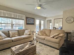 ein Wohnzimmer mit 2 Sofas und einem Deckenventilator in der Unterkunft Waterfront Family & Pet Friendly Home with Hot Tub "Sandpiper Shores" in Gouldsboro