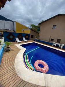 A piscina localizada em Pousada Kembali Maresias ou nos arredores