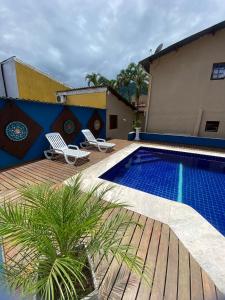 A piscina localizada em Pousada Kembali Maresias ou nos arredores