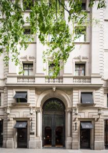 un accès à un bâtiment avec une grande porte dans l'établissement Hotel 1898, à Barcelone