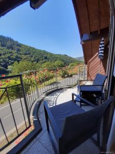 a balcony with chairs and a view of a mountain at App 4 Pers 2 Schlafzimmer mit eigenen Badezimmer 2 Balkonen alle mit Moselblick in Ediger-Eller