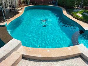 Bazén v ubytování พลอยฟ้ารีสอร์ทเขาเต่า Ployfarresortkhaotao nebo v jeho okolí