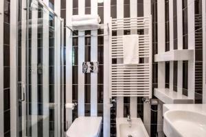 a bathroom with a toilet and a sink at AMORE RENTALS - Appartamento Felice in Sorrento