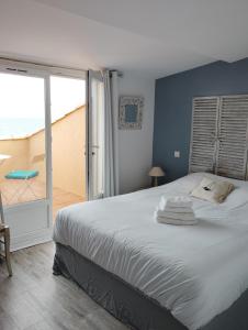 Postel nebo postele na pokoji v ubytování Hôtel Les Calanques