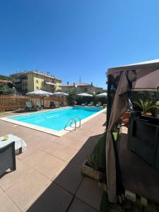 Bazén v ubytování Hotel Belvedere nebo v jeho okolí