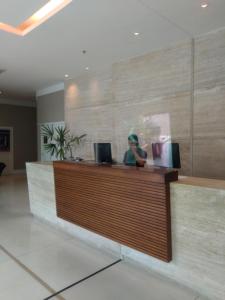 une personne assise à la réception dans le hall dans l'établissement Samba Rio - Farmasi Arena - Rio Centro - Parque Olímpico - Barra - 1514, à Rio de Janeiro 15 autres photos