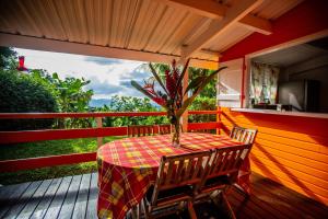 Pemandangan gunung umum atau pemandangan gunung yang diambil dari apartmen