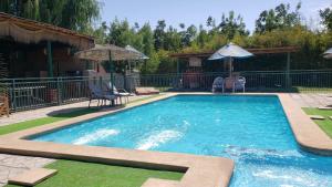 Bazén v ubytování Cabaña hostal nebo v jeho okolí