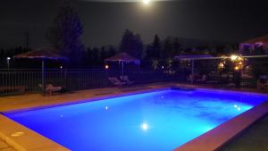 Bazén v ubytování Cabaña hostal nebo v jeho okolí
