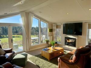 Χώρος καθιστικού στο Hot Tub Lodge with Panoramic Views & Free Golf