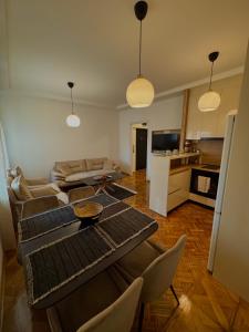 ein Wohnzimmer mit Sofa und Tisch in der Unterkunft Lex apartment in Belgrad