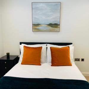 Katil atau katil-katil dalam bilik di HQ by Philosophy - Stylish 1 Bedroom Apartment, Secure Parking, Modern Living