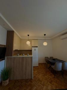 eine Küche mit Tisch und Kühlschrank in der Unterkunft Lex apartment in Belgrad