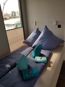 Ένα ή περισσότερα κρεβάτια σε δωμάτιο στο exclusives Hausboot "Tante Trost"