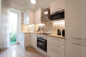 Кухня или мини-кухня в Casa Vanitosa 2 camere 2 bagni posto auto medio
