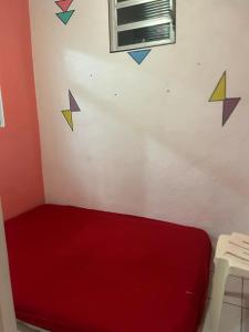 a corner of a room with arrows on the wall at Quarto casa circuito Carnaval frente praia in Salvador