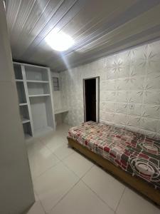 a bedroom with a bed in a room at Quarto casa circuito Carnaval frente praia in Salvador