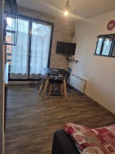 a room with a desk and a table with chairs at Appartement Centre Station Risoul 1850 pied des pistes LE VILLARET 2 in Risoul