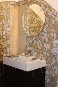 グアルディアグレーレにあるB&b La Casa Del Nonnoのバスルーム(洗面台、鏡付)