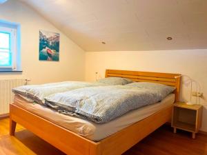 une chambre avec un lit avec une tête de lit en bois dans l'établissement Haus Dora Apartment 4 Panoramablick, à Mayrhofen