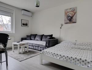 un soggiorno con un letto e un divano di Smart Apartman a Bajina Bašta