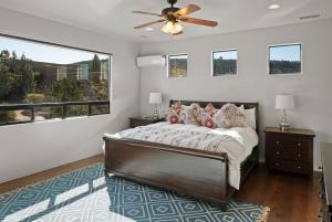 une chambre avec un lit et un ventilateur de plafond dans l'établissement Bella Vista Retreat, à Sedona