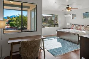 une chambre avec un lit, un bureau et une fenêtre dans l'établissement Bella Vista Retreat, à Sedona