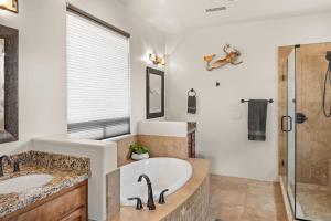 une salle de bain avec une baignoire, un lavabo et une douche dans l'établissement Bella Vista Retreat, à Sedona 27 autres photos