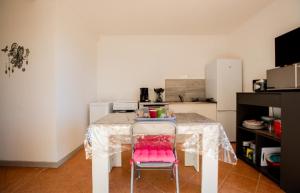 Η κουζίνα ή μικρή κουζίνα στο Logement calme et agréable à proximité d'Ajaccio +13 φωτογραφίες