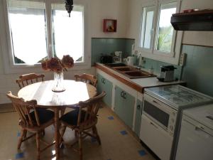 Køkken eller tekøkken på Evasion aux Caraïbes Bretonnes - Votre havre de paix à Perros Guirec