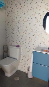 ein Badezimmer mit Toilette und Waschbecken in der Unterkunft La Casita de la Piscina in Burguillos de Toledo