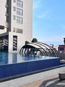 a bridge over a pool in front of a building at Sky Trees Bukit Indah AEON Netflix A16 in Johor Bahru