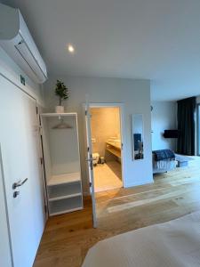 ブルージュにあるCozy guestroom near city centerのベッドルーム1室(ベッド1台付)、ベッドルーム1室が備わります。