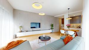 Televízia a/alebo spoločenská miestnosť v ubytovaní 3D Park Living Apartment