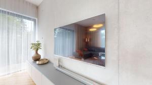 Televízia a/alebo spoločenská miestnosť v ubytovaní 3D Park Living Apartment