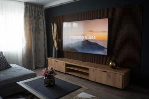 a living room with a flat screen tv at Ale Apartament aproape de facultate de medicina Vasile Goldis in Arad