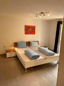 ein Schlafzimmer mit einem großen weißen Bett mit zwei Kissen in der Unterkunft Ferienwohnung Mops in Nauders