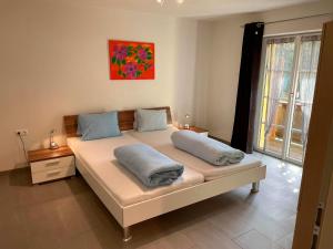 ein Schlafzimmer mit einem Bett mit zwei Kissen darauf in der Unterkunft Ferienwohnung Mops in Nauders