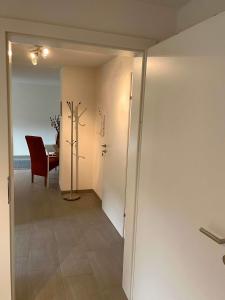 einen Flur mit einem Esszimmer und einem Tisch in der Unterkunft Ferienwohnung Mops in Nauders