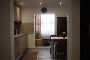 a kitchen and dining room with a table and chairs at Ale Apartament aproape de facultate de medicina Vasile Goldis in Arad